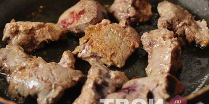 Шаг 3: брускетты с печенью и бальзамическим луком