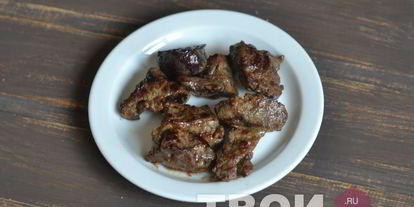 Шаг 4: брускетты с печенью и бальзамическим луком