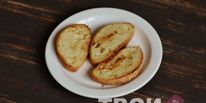 Шаг 5: брускетты с печенью и бальзамическим луком