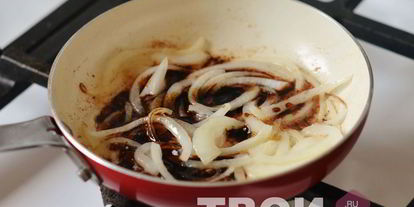 Шаг 8: брускетты с печенью и бальзамическим луком