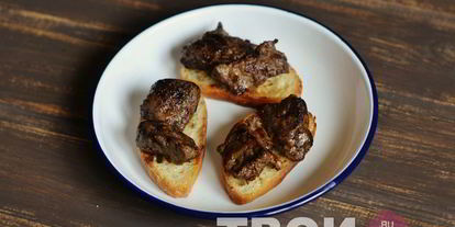 Шаг 9: брускетты с печенью и бальзамическим луком