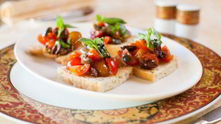 Рецепт Брускетты с помидорами и оливками