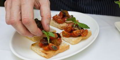 Шаг 10: брускетты с помидорами и оливками