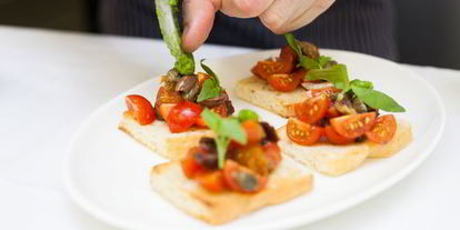 Шаг 11: брускетты с помидорами и оливками