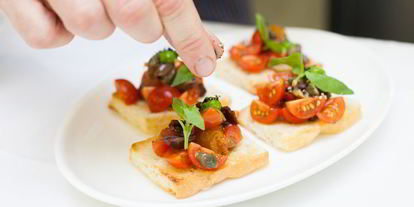 Шаг 13: брускетты с помидорами и оливками