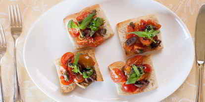 Шаг 14: брускетты с помидорами и оливками