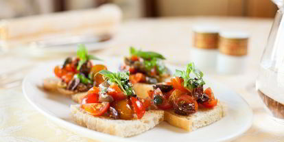 Шаг 15: брускетты с помидорами и оливками