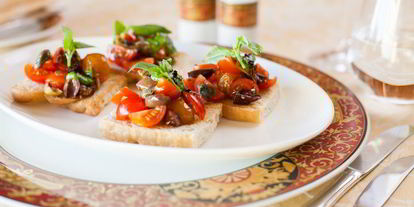 Шаг 16: брускетты с помидорами и оливками