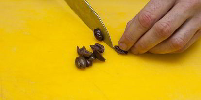 Шаг 2: брускетты с помидорами и оливками