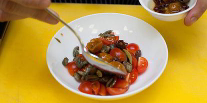 Шаг 3: брускетты с помидорами и оливками