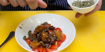 Шаг 4: брускетты с помидорами и оливками