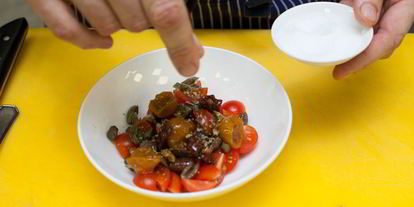 Шаг 5: брускетты с помидорами и оливками