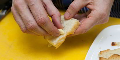 Шаг 8: брускетты с помидорами и оливками