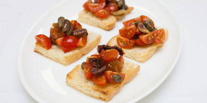 Шаг 9: брускетты с помидорами и оливками