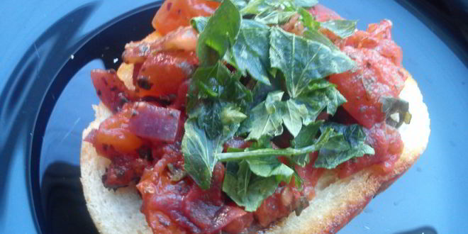 Рецепт Брускетты с помидорами, красным луком и базиликом