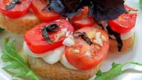 Рецепт Брускетты с помидорами, сыром и базиликом