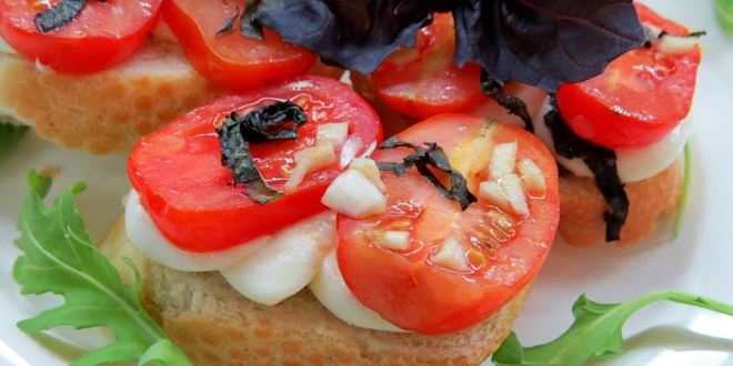Рецепт Брускетты с помидорами, сыром и базиликом