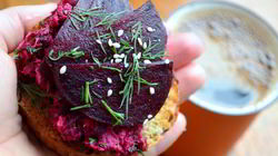 Рецепт Брускетты с рыбой и свеклой