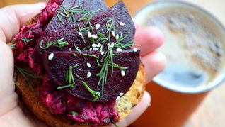 Рецепт Брускетты с рыбой и свеклой