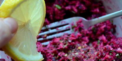 Шаг 3: брускетты с рыбого и свеклоя