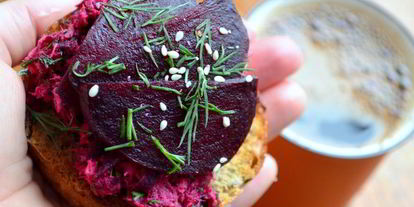 Шаг 5: брускетты с рыбого и свеклоя