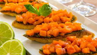 Рецепт Брускетты с семгой и песто