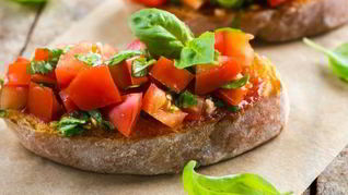 Рецепт Брускетты с томатами и базиликом