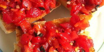 Шаг 1: брускетты с томатами