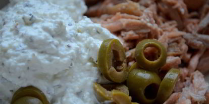 Шаг 3: брускетты с творогом и красной рыбой