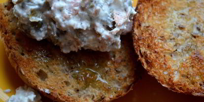 Шаг 4: брускетты с творогом и красной рыбой