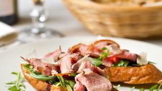 Рецепт Брускетты с уткой, рукколой и бальзамическим соусом