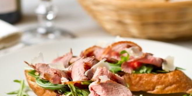 Рецепт Брускетты с уткой, рукколой и бальзамическим соусом