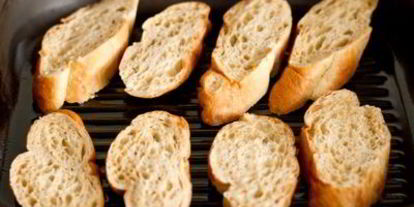 Шаг 2: брускетты с уткой, рукколой и бальзамическим соусом