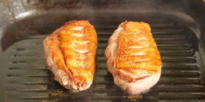 Шаг 6: брускетты с уткой, рукколой и бальзамическим соусом