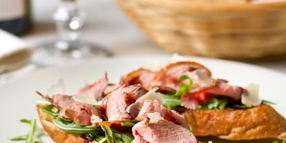 Шаг 10: брускетты с уткой, рукколой и бальзамическим соусом