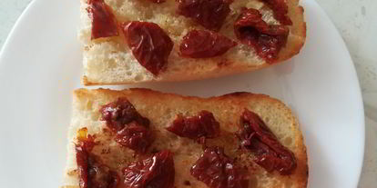 Шаг 2: брускетты с вялеными томатами, оливками и брынзой