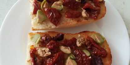 Шаг 3: брускетты с вялеными томатами, оливками и брынзой