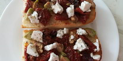 Шаг 4: брускетты с вялеными томатами, оливками и брынзой