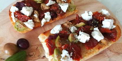 Шаг 5: брускетты с вялеными томатами, оливками и брынзой