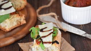 Рецепт Брускетты с вялеными томатами, рукколой и пармезаном