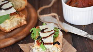 Рецепт Брускетты с вялеными томатами, рукколой и пармезаном