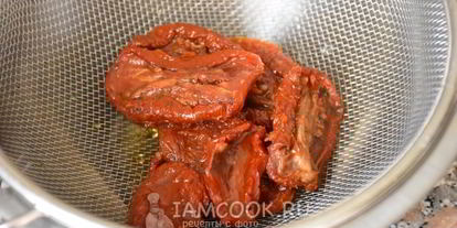 Шаг 3: брускетты с вялеными томатами, рукколой и пармезаном