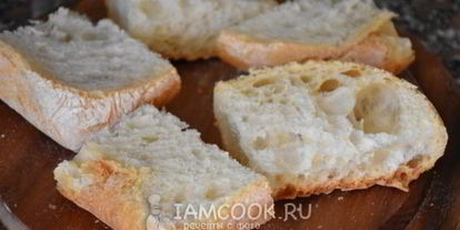 Шаг 4: брускетты с вялеными томатами, рукколой и пармезаном