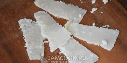 Шаг 5: брускетты с вялеными томатами, рукколой и пармезаном