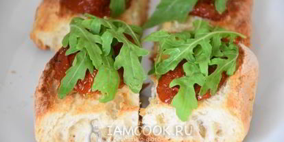 Шаг 6: брускетты с вялеными томатами, рукколой и пармезаном