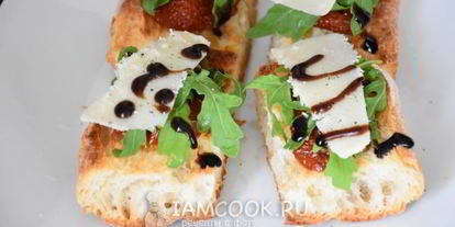 Шаг 7: брускетты с вялеными томатами, рукколой и пармезаном