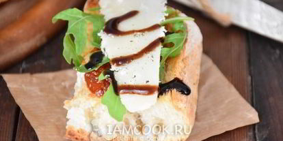 Шаг 8: брускетты с вялеными томатами, рукколой и пармезаном