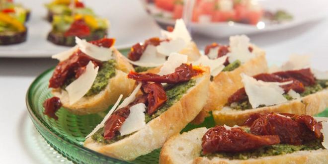 Рецепт брускетты с вялеными томатами