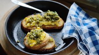 Рецепт Брускетты с яйцом, оливками и петрушкой