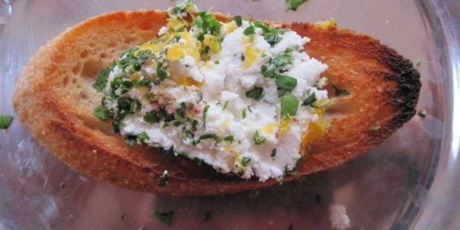 Рецепт брускетты с зеленью и козьим сыром